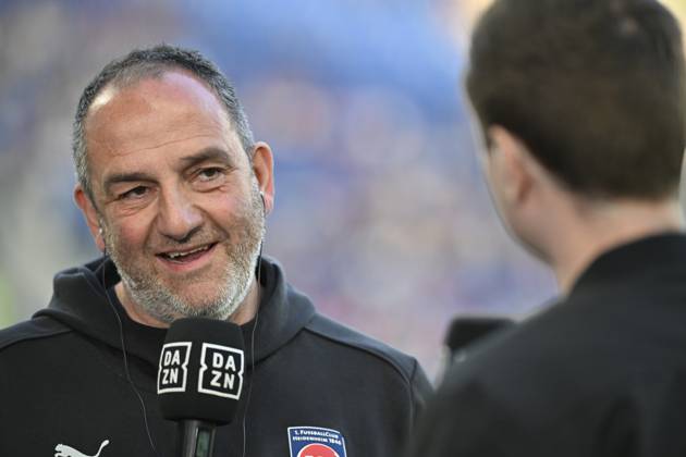 before the match Coach Frank Schmidt 1 FC Heidenheim 1846 FCH Portrait in interview Microphone Micro Logo DAZN TSG 1899 Hoffenheim vs 1 FC Heidenheim 1846 FCH 09 03 2025 DFL REGULATIONS PROHIBIT ANY USE OF PHOTOGRAPHS AS IMAGE SEQUENCES AND OR QUASI VIDEO TSG 1899 Hoffenheim vs 1 FC Heidenheim 1846 FCH