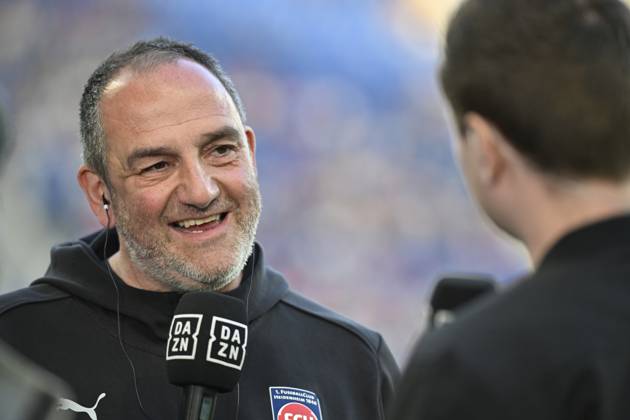 before the match Coach Frank Schmidt 1 FC Heidenheim 1846 FCH Portrait in interview Microphone Micro Logo DAZN TSG 1899 Hoffenheim vs 1 FC Heidenheim 1846 FCH 09 03 2025 DFL REGULATIONS PROHIBIT ANY USE OF PHOTOGRAPHS AS IMAGE SEQUENCES AND OR QUASI VIDEO TSG 1899 Hoffenheim vs 1 FC Heidenheim 1846 FCH