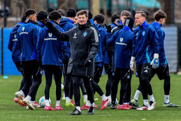 Team coach Merlin Polzin HSV speaks to the team Germany , Hamburg , Training ground at Volksparkstadion , Football , Bundesliga 2 , Training of Hamburger SV