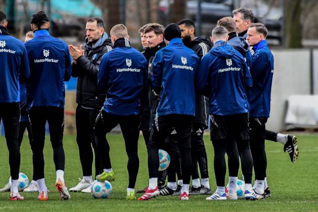 Team coach Merlin Polzin HSV speaks to the team Germany , Hamburg , Training ground at Volksparkstadion , Football , Bundesliga 2 , Training of Hamburger SV
