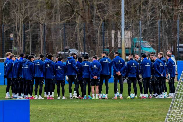 Team coach Merlin Polzin HSV speaks to the team Germany , Hamburg , Training ground at Volksparkstadion , Football , Bundesliga 2 , Training of Hamburger SV