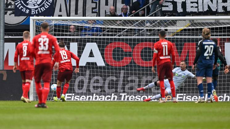 Paderborn, Home Deluxe Arena, 15 03 25, GER, Herren, 2 Bundesliga, Saison 2024 2025, SC Paderborn 07 1 FC Kaiserslautern Bild Daniel HANSLIK Kaiserslautern macht das Tor zum 3 1 Only for editorial use DFL regulations prohibit any use of photographs as image sequences and or quasi video NRW Germany