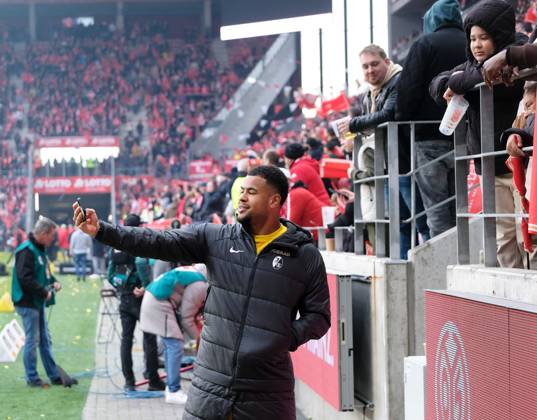 Soccer Bundesliga Season 2024 2025 Mewa Arena Mainz 15 03 2025 1 FSV Mainz 05 mz FC Freiburg fr 2 2 A selfie with goalkeeper Noah ATUBOLU SC Freiburg DFL REGULATIONS PROHIBIT ANY USE OF PHOTOGRAPHS AS IMAGE SEQUENCES AND OR QUASI VIDEO EDITORIAL USE ONLY NATIONAL AND INTERNATIONAL NEWS AGENCIES OUT Soccer Bundesliga 1 FSV Mainz 05