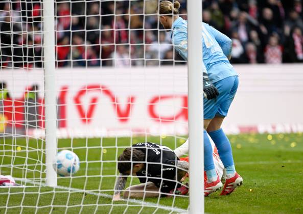 Soccer Bundesliga Season 2024 2025 Mewa Arena Mainz 15 03 2025 1 FSV Mainz 05 mz FC Freiburg fr 2 2 2 2 2 by Lucas HOELER SC Freiburg , on the ground, re goalkeeper Robin ZENTNER 1 FSV Mainz 05 DFL REGULATIONS PROHIBIT ANY USE OF PHOTOGRAPHS AS IMAGE SEQUENCES AND OR QUASI VIDEO EDITORIAL USE ONLY NATIONAL AND INTERNATIONAL NEWS AGENCIES OUT Soccer Bundesliga 1 FSV Mainz 05