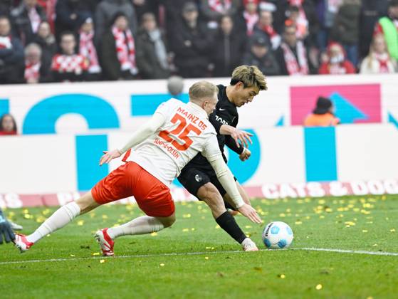 Soccer Bundesliga Season 2024 2025 Mewa Arena Mainz 15 03 2025 1 FSV Mainz 05 mz FC Freiburg fr 2 2 Andreas HANCHE OLSEN 1 FSV Mainz 05 , li Ritsu DOAN SC Freiburg DFL REGULATIONS PROHIBIT ANY USE OF PHOTOGRAPHS AS IMAGE SEQUENCES AND OR QUASI VIDEO EDITORIAL USE ONLY NATIONAL AND INTERNATIONAL NEWS AGENCIES OUT Soccer Bundesliga 1 FSV Mainz 05