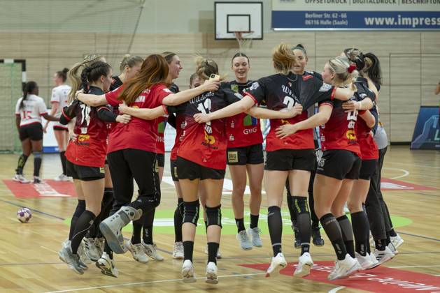Wildcats cheer after 31 26 home win, SV Union Halle Neustadt HSV Solingen Graefrath 76, Handball Women, 2 Bundesliga, 21 Matchday, Season 2024 25, 16 03 2025 Halle SWH Arena Sachsen Anhalt Germany