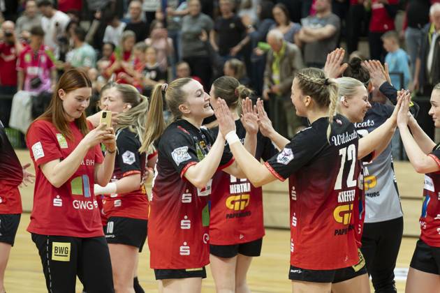 Wildcats cheer after 31 26 home win, SV Union Halle Neustadt HSV Solingen Graefrath 76, Handball Women, 2 Bundesliga, 21 Matchday, Season 2024 25, 16 03 2025 Halle SWH Arena Sachsen Anhalt Germany