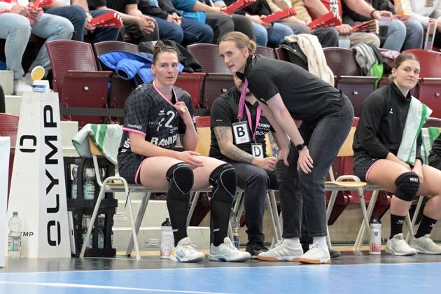 Miriam Hirsch TusSies Metzingen, coach in conversation with Svenja Huebner TusSies Metzingen, 26 HB Ludwigsburg vs TusSies Metzingen, handball, HBF, 20 league matchday, 2024 2025 season, 19 03 2025 HB Ludwigsburg vs TusSies Metzingen, handball, HBF, 20 league matchday, 2024 2025 season, 19 03 2025 Ludwigsburg Copyright: xEibner-Pressefoto TobiasxBaurx EP_TBR