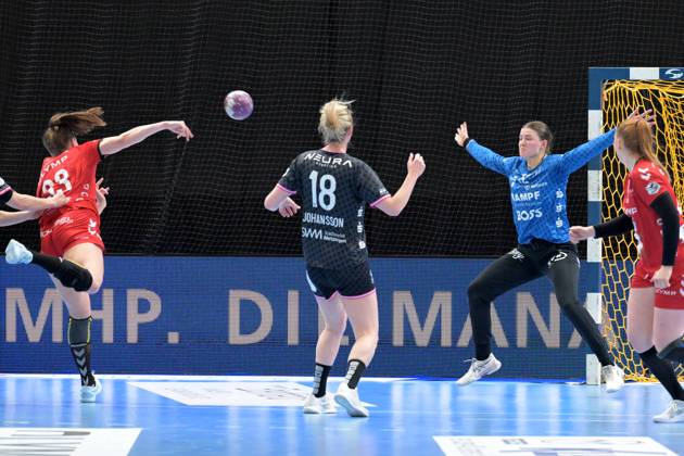 Marie Kristin Weiss (TusSies Metzingen, 12) im Tor gegen Guro Nestaker (HB Ludwigsburg, 33) HB Ludwigsburg vs. TusSies Metzingen, Handball, HBF, 20.Ligaspieltag, Saison 2024 2025, 19.03.2025 HB Ludwigsburg vs. TusSies Metzingen, Handball, HBF, 20.Ligaspieltag, Saison 2024 2025, 19.03.2025 Ludwigsburg Copyright: xEibner-Pressefoto TobiasxBaurx EP_TBR