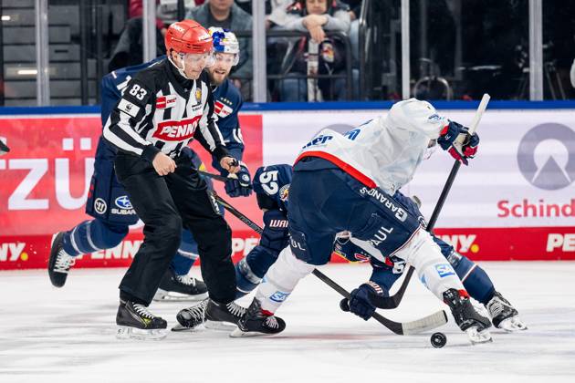 Linesperson David Tschirner executes a faceoff between Patrick Hager EHC Red Bull Muenchen, 52 and Marc Michaelis Adler Mannheim, 65 GER, EHC Red Bull Muenchen vs Adler Mannheim, Ice Hockey, DEL, Playoffs, Quarterfinals Game 2, Season 2024 2025, 19 03 2025 GER, EHC Red Bull Muenchen vs Adler Mannheim, Ice Hockey, DEL, Playoffs, Quarterfinals Game 2, Season 2024 2025, 19 03 2025 Muenchen Copyright: xEibner-Pressefoto HeikexFeinerx EP_HFR