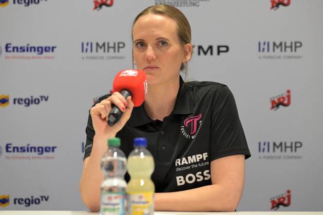 Miriam Hirsch TusSies Metzingen, Coach at the PK HB Ludwigsburg vs TusSies Metzingen, Handball, HBF, 20 League matchday, Season 2024 2025, 19 03 2025 HB Ludwigsburg vs TusSies Metzingen, Handball, HBF, 20 League matchday, Season 2024 2025, 19 03 2025 Ludwigsburg Copyright: xEibner-Pressefoto TobiasxBaurx EP_TBR