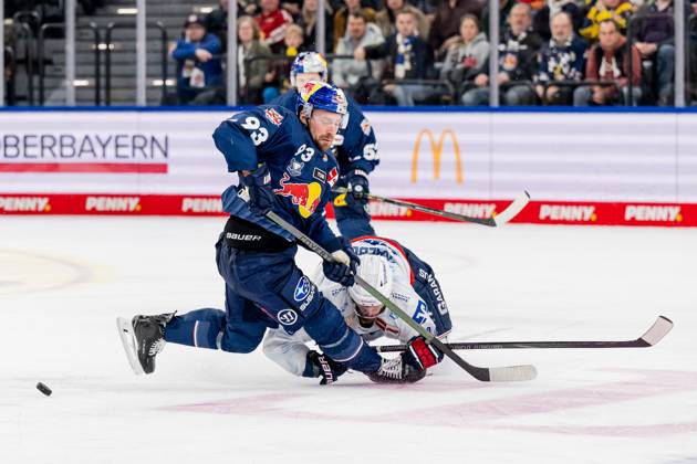 Fight for the puck duel between Maximilian Kastner EHC Red Bull Muenchen, 93 and Lukas Kaelble Adler Mannheim, 49 GER, EHC Red Bull Muenchen vs Adler Mannheim, ice hockey, DEL, playoffs, quarterfinals game 2, 2024 2025 season, 19 03 2025 GER, EHC Red Bull Muenchen vs Adler Mannheim, ice hockey, DEL, playoffs, quarterfinals game 2, 2024 2025 season, 19 03 2025 Muenchen Copyright: xEibner-Pressefoto HeikexFeinerx EP_HFR