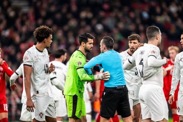 Denmark v Portugal, UEFA Nations League, Copenhagen, Denmark Copenhagen, Denmark. 20th, March 2025. Goalkeeper Diogo Costa (1) of Portugal seen with referee Irfan Peljto during the UEFA Nations League play-off match between Denmark and Portugal at Parken in Copenhagen. Denmark, Copenhagen Copyright: xGonzalesxPhoto FrederikkexJensenx