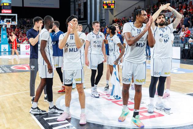 Bamberg Baskets vs MLP Academics Heidelberg , Basketball, easyCredit BBL, 25 Matchday, 23 03 2025 Bamberg Baskets vs MLP Academics Heidelberg , Basketball, easyCredit BBL, 25 Matchday, 23 03 2025 Bamberg, team, cheers, positive emotions, positive emotion, end of game, Bamberg Baskets vs MLP Academics Heidelberg Copyright: xEibner-Pressefoto G.xSantemizx EP_EER