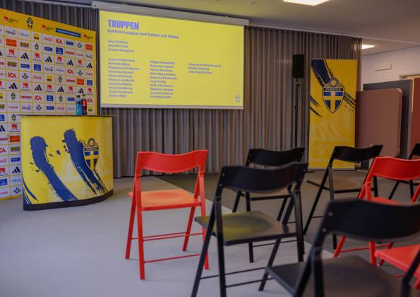 250326 Players of the Swedish women s national football team is shown on a screen after a press conference on March 26, 2025 in Stockholm Photo Simon Hastegard BILDBYRAN code SH SH0604 fotboll football soccer fotball presskonferens press conference sverige sweden dam bbeng  Copyright: SIMONxHASTEGARD BB250326SH007