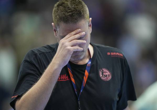 Carsten Lichtlein MT Melsungen, goalkeeping coach disappointed with his hand in front of his face Handball EHF European League, VfL Gummersbach MT Melsungen, 25 03 2025 Copyright: HMBxMedia xMarcoxBader