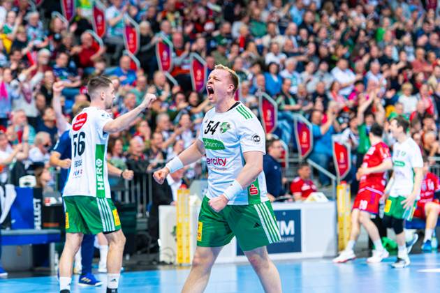Justus Fischer TSV Hannover Burgdorf, No. 54 v l , TSV Hannover Burgdorf white against SG BBM Bietigheim red on matchday 24 of the 2024 2025 season in the DAIKIN Handball Bundesliga 27 03 2025, ZAG Arena Hannover, GER , Copyright: xJanxGuentherx xTSVxHannover-Burgdorfx