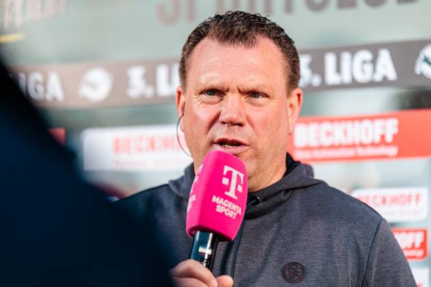 Uwe Koschinat Rot Weiss Essen, Head Coach in an interview with Magenta Sport GER, SC Verl vs Rot Weiss Essen, Football, 3 Liga, Matchday 30, Season 2024 2025, 28 03 2025 DFL Regulations prohibit any use of photographers as image sequences and or quasi video GER, SC Verl vs Rot Weiss Essen, Football, 3 Liga, Matchday 30, Season 2024 2025, 28 03 2025 Verl Copyright: xEibner-Pressefoto JanxRollingerx EP_JSK