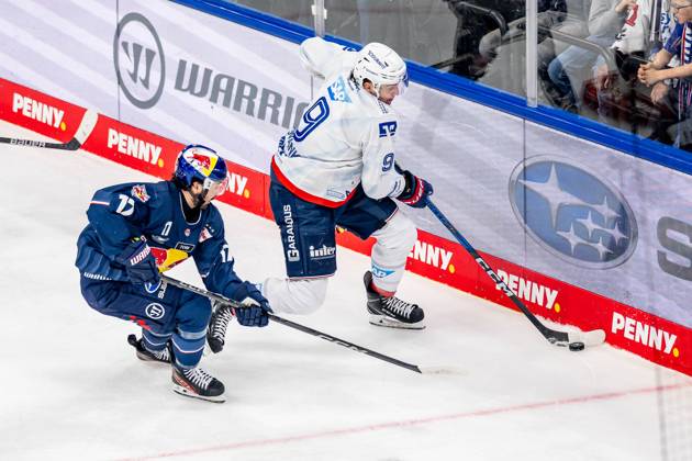 Battle for the puck duel between Taro Hirose EHC Red Bull Muenchen, 17 and Leon Gawanke Adler Mannheim, 9 GER, EHC Red Bull Muenchen vs Adler Mannheim, Ice Hockey, DEL, Playoffs, Quarterfinals Game 6, Season 2024 2025, 28 03 2025 GER, EHC Red Bull Muenchen vs Adler Mannheim, Ice Hockey, DEL, Playoffs, Quarterfinals Game 6, Season 2024 2025, 28 03 2025 Muenchen Copyright: xEibner-Pressefoto HeikexFeinerx EP_HFR
