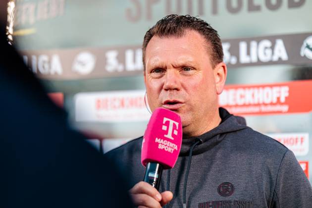 Uwe Koschinat Rot Weiss Essen, Head Coach in an interview with Magenta Sport GER, SC Verl vs Rot Weiss Essen, Football, 3 Liga, Matchday 30, Season 2024 2025, 28 03 2025 DFL Regulations prohibit any use of photographers as image sequences and or quasi video GER, SC Verl vs Rot Weiss Essen, Football, 3 Liga, Matchday 30, Season 2024 2025, 28 03 2025 Verl Copyright: xEibner-Pressefoto JanxRollingerx EP_JSK
