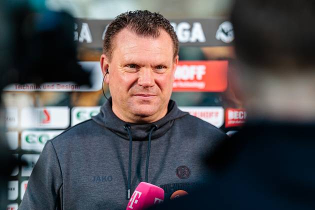 Uwe Koschinat Rot Weiss Essen, Head Coach in an interview with Magenta Sport GER, SC Verl vs Rot Weiss Essen, Football, 3 Liga, Matchday 30, Season 2024 2025, 28 03 2025 DFL Regulations prohibit any use of photographers as image sequences and or quasi video GER, SC Verl vs Rot Weiss Essen, Football, 3 Liga, Matchday 30, Season 2024 2025, 28 03 2025 Verl Copyright: xEibner-Pressefoto JanxRollingerx EP_JSK