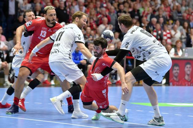 Erik Balenciaga MT Melsungen 6 on the ball , Hendrik Pekeler THW Kiel 61 R , Petter Oeverby THW Kiel 11 , Rogerio Moraes Ferreira MT Melsungen 13 , GER, MT Melsungen THW Kiel, Handball, 1 Bundesliga, 24 Matchday, Season 2024 2025, 29 03 2025, GER, MT Melsungen THW Kiel, Handball, 1 Bundesliga, 24 Matchday, Season 2024 2025, 29 03 2025 Kassel Copyright: xEibner-Pressefotox xRolandxSippelx EP_RSL