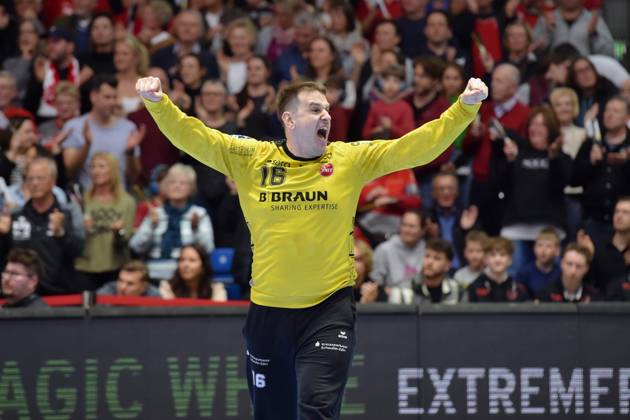Cheers for Nebojsa Simic Goalkeeper MT Melsungen 16 , GER, MT Melsungen THW Kiel, Handball, 1 Bundesliga, 24 Matchday, Season 2024 2025, 29 03 2025, GER, MT Melsungen THW Kiel, Handball, 1 Bundesliga, 24 Matchday, Season 2024 2025, 29 03 2025 Kassel Copyright: xEibner-Pressefotox xRolandxSippelx EP_RSL