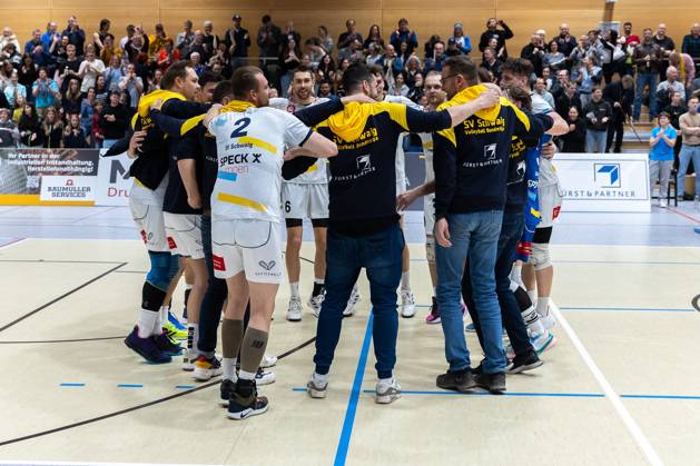 Team, squad, cheers, jubilation, positive emotions, positive emotion, end of match, SV Schwaig Volleyball Dentalservice Gust VC Dresden, Volleyball, 2 Bundesliga Sued, , 29 03 2025 SV Schwaig Volleyball Dentalservice Gust VC Dresden, Volleyball, 2 Bundesliga Sued, , 29 03 2025 Schwaig Copyright: xEibner-Pressefoto G.xSantemizx EP_GSZ