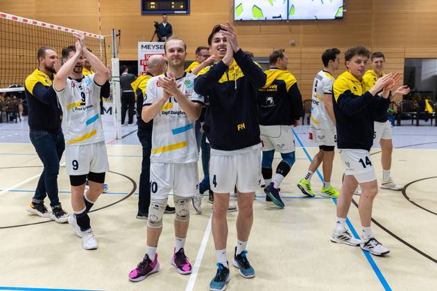 Team, squad, cheers, jubilation, positive emotions, positive emotion, end of match, SV Schwaig Volleyball Dentalservice Gust VC Dresden, Volleyball, 2 Bundesliga Sued, , 29 03 2025 SV Schwaig Volleyball Dentalservice Gust VC Dresden, Volleyball, 2 Bundesliga Sued, , 29 03 2025 Schwaig Copyright: xEibner-Pressefoto G.xSantemizx EP_GSZ