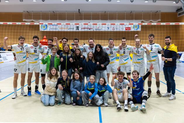 Team, squad, cheers, jubilation, positive emotions, positive emotion, end of match, SV Schwaig Volleyball Dentalservice Gust VC Dresden, Volleyball, 2 Bundesliga Sued, , 29 03 2025 SV Schwaig Volleyball Dentalservice Gust VC Dresden, Volleyball, 2 Bundesliga Sued, , 29 03 2025 Schwaig Copyright: xEibner-Pressefoto G.xSantemizx EP_GSZ