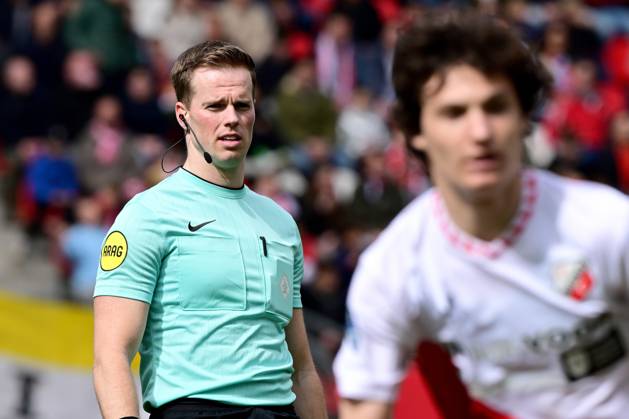 UTRECHT - Referee Jannick van der Laan during the Dutch Eredivisie match between FC Utrecht and SC Heerenveen at stadium Galgenwaard on March 30, 2025 in Utrecht, Netherlands. ANP Dutch Eredivisie 2024 25 xVIxANPxSportx xxANPxIVx 523422797 originalFilename: 523422797