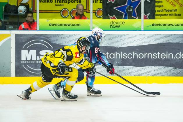Battle for the puck duel between Lukas Muehlbauer Towerstars Ravensburg, 89 and Maximilian Soell Krefeld Pinguine, 76 , GER, Ravensburg Towerstars vs Krefeld Pinguine, Ice Hockey, DEL2, Season 2024 2025, Playoff Semi-Final Game 2, 30 03 25 GER, Ravensburg Towerstars vs Krefeld Pinguine, Ice Hockey, DEL2, Season 2024 2025, Playoff Semi-Final Game 2, 30 03 25 Ravenburg Copyright: xEibner-Pressefoto MaximilianxRisx EP_MRT