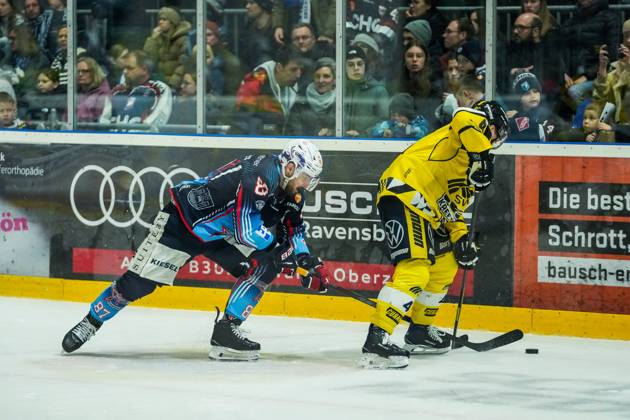 Battle for the puck duel between Alexander Weiß Krefeld Pinguine, 43 and Fabian Dietz Towerstars Ravensburg, 87 , GER, Ravensburg Towerstars vs Krefeld Pinguine, Ice field hockey, DEL2, Season 2024 2025, Playoff semi-final game 2, 30 03 25 GER, Ravensburg Towerstars vs Krefeld Pinguine, Ice field hockey, DEL2, Season 2024 2025, Playoff semi-final game 2, 30 03 25 Ravenburg Copyright: xEibner-Pressefoto MaximilianxRisx EP_MRT