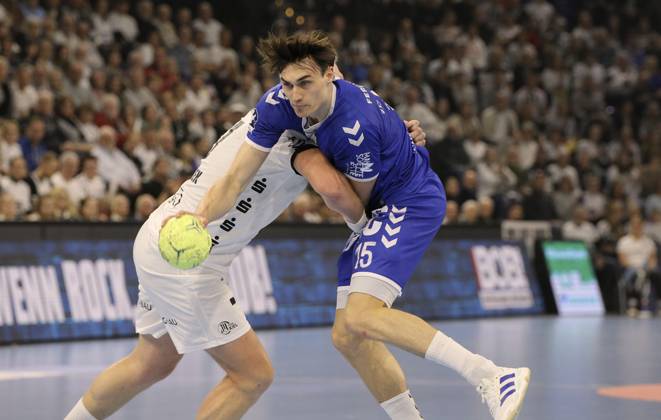 Photo Goal throw from Miro Schluroff Gummersbach against Patrick Wiencek Kiel Handball Herren 1 Bundesliga Pokalspiel am Thu 19 12 2024 THW Kiel VfL Gummersbach DHB Pokal , Viertelfinale