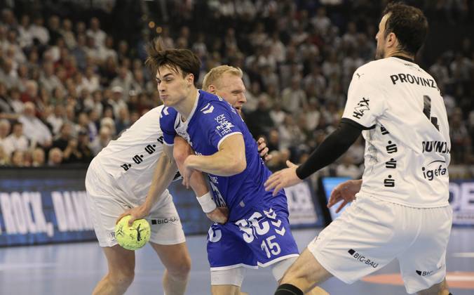 Photo Goal throw from Miro Schluroff Gummersbach against Patrick Wiencek Kiel and Domagoj Duvnjak right Handball Men 1 Bundesliga Cup match on Thu 19 12 2024 THW Kiel VfL Gummersbach DHB Pokal , Quarterfinal