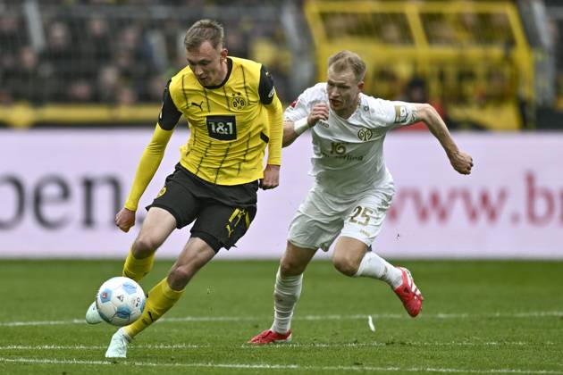 from left in duel Maximilian Beier Dortmund 14 Andreas Hanche Olsen Mainz 25 30 03 2025 Soccer Borussia Dortmund vs 1 FSV Mainz 05, Signal Iduna Park, Dortmund, DFB DFL REGULATIONS PROHIBIT ANY USE OF PHOTOGRAPHS AS IMAGE SEQUENCES AND OR QUASI VIDEO Copyright: xpepphotox xHorstxMauelshagenx pep00321, pep_20250330_hm_11370