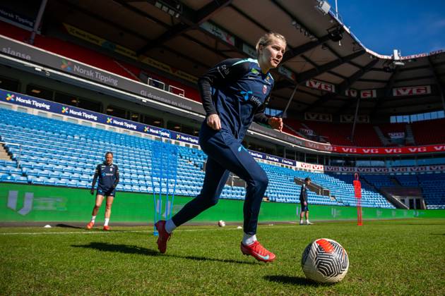 250402 Ada Hegerberg of the Norwegian women s national football team during a training session on April 2, 2025 in Oslo Photo Vegard Grott BILDBYRAN kod VG VG0738 bbeng fotboll football soccer fotball norge norway women dam nations league träning practice training trening  Copyright: VEGARDxGRoTT BB250402VG010