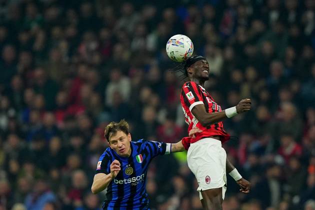 Inter MilanÕs Nicolo Barella . fights for the ball with AC Milan s Tammy Abraham during the Italy Cup Frecciarossa soccer match between Milan and Inter at San Siro Stadium in Milan , North Italy - Wednesday April 02 , 2025 . - Soccer .  Copyright: xSpada LaPressex