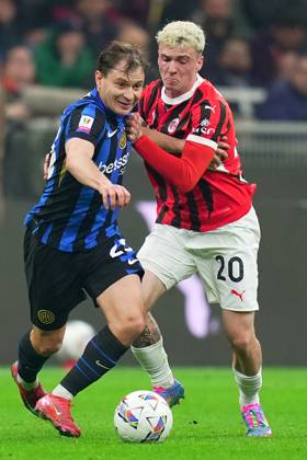Inter MilanÕs Nicolo Barella fights for the ball withAC Milan s Alex Jimenez during the Italy Cup Frecciarossa soccer match between Milan and Inter at San Siro Stadium in Milan , North Italy - Wednesday April 02 , 2025 . - Soccer .  Copyright: xSpada LaPressex