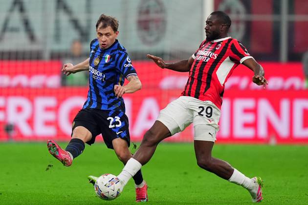 Inter MilanÕs Nicolo Barella . fights for the ball with AC Milan s Youssouf Fofana during the Italy Cup Frecciarossa soccer match between Milan and Inter at San Siro Stadium in Milan , North Italy - Wednesday April 02 , 2025 . - Soccer .  Copyright: xSpada LaPressex
