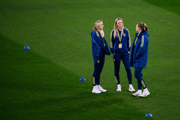 250404 Stina Blackstenius and Amanda Ilestedt of Sweden ahead of the UEFA Women s Nations League football match between Sweden and Italy on April 4, 2025 in Stockholm Photo Simon Hastegard BILDBYRAN code SH EW0513 fotboll football soccer fotball nations league uefa womens nations league sverige sweden italien italy dam bbeng  Copyright: SIMONxHASTEGARD BB250404SH007