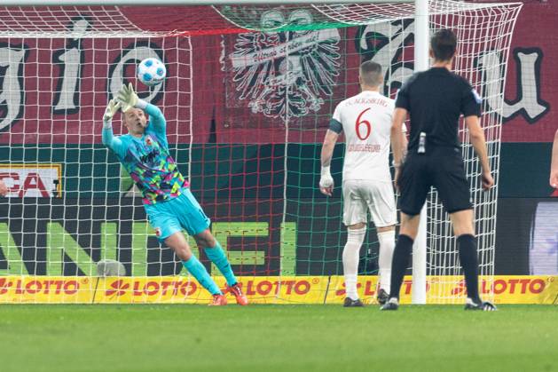 Goalkeeper Finn Dahmen FC Augsburg in action, FC Augsburg vs FC Bayern Muenchen, Soccer, 1 Bundesliga, 28 Matchday, 04 04 2025 DFB regulations prohibit any use of photographs as image sequences and or quasi video Copyright: xkolbert-press PeterxFastlx