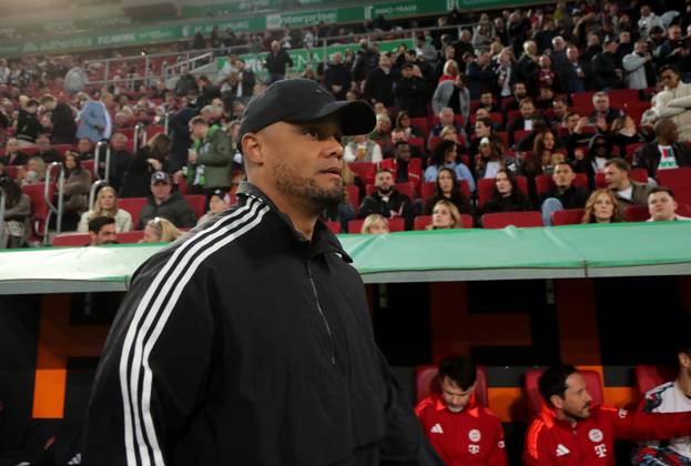 Football, Men, Season 2024 2025, FC Augsburg FC Bayern Munich, Bundesliga, WWK Arena Vincent Kompany, Coach FC Bayern Munich standing in front of the bench DFL DFB regulations prohibit any use of photographs as image sequences and or quasi video