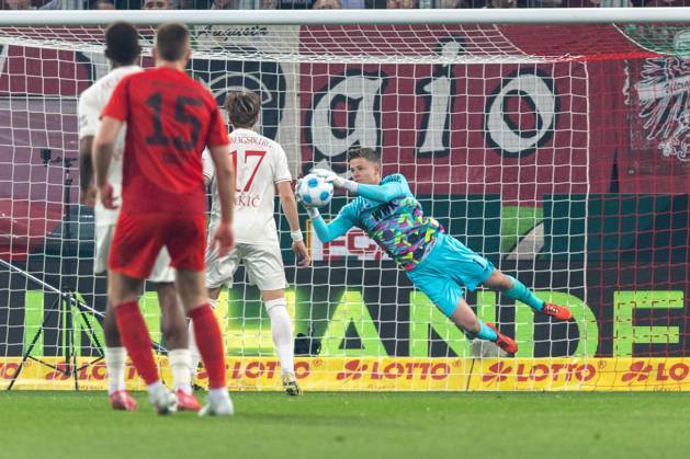 Goalkeeper Finn Dahmen FC Augsburg in action, FC Augsburg vs FC Bayern Muenchen, Soccer, 1 Bundesliga, 28 Matchday, 04 04 2025 DFB regulations prohibit any use of photographs as image sequences and or quasi video Copyright: xkolbert-press PeterxFastlx