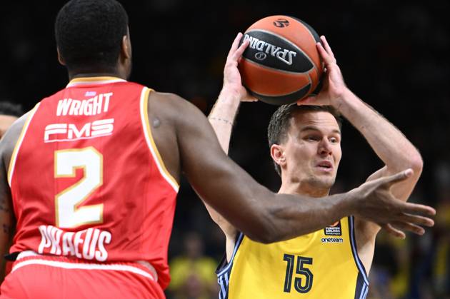 Martin Hermannsson ALBA Berlin, 15 GER, ALBA Berlin v Olympiacos Piraeus, basketball, EuroLeague, 2024 2025 season, 33 Matchday, 04 04 2025 GER, ALBA Berlin v Olympiacos Piraeus, basketball, EuroLeague, 2024 2025 season, 33 Matchday, 04 04 2025 Berlin Copyright: xEibner-Pressefoto RyanxSleimanx EP_RSN