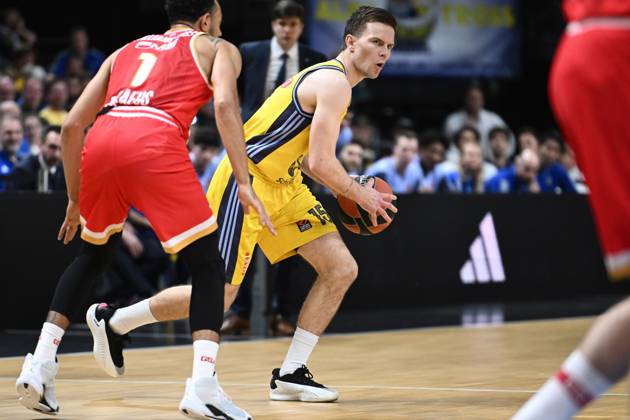 Martin Hermannsson ALBA Berlin, 15 GER, ALBA Berlin v Olympiacos Piraeus, basketball, EuroLeague, 2024 2025 season, 33 Matchday, 04 04 2025 GER, ALBA Berlin v Olympiacos Piraeus, basketball, EuroLeague, 2024 2025 season, 33 Matchday, 04 04 2025 Berlin Copyright: xEibner-Pressefoto RyanxSleimanx EP_RSN