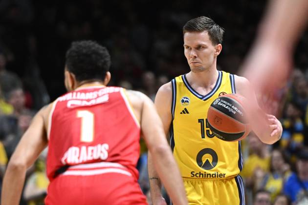 Martin Hermannsson ALBA Berlin, 15 GER, ALBA Berlin v Olympiacos Piraeus, basketball, EuroLeague, 2024 2025 season, 33 Matchday, 04 04 2025 GER, ALBA Berlin v Olympiacos Piraeus, basketball, EuroLeague, 2024 2025 season, 33 Matchday, 04 04 2025 Berlin Copyright: xEibner-Pressefoto RyanxSleimanx EP_RSN