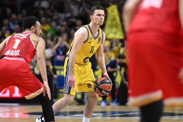 Martin Hermannsson ALBA Berlin, 15 GER, ALBA Berlin v Olympiacos Piraeus, basketball, EuroLeague, 2024 2025 season, 33 Matchday, 04 04 2025 GER, ALBA Berlin v Olympiacos Piraeus, basketball, EuroLeague, 2024 2025 season, 33 Matchday, 04 04 2025 Berlin Copyright: xEibner-Pressefoto RyanxSleimanx EP_RSN