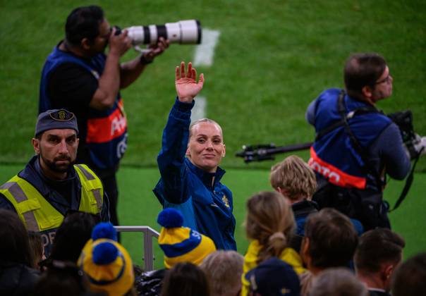 250404 Stina Blackstenius of Sweden celebrates with fans after the UEFA Women s Nations League football match between Sweden and Italy on April 4, 2025 in Stockholm Photo Simon Hastegard BILDBYRAN code SH EW0513 fotboll football soccer fotball nations league uefa womens nations league sverige sweden ital italy dam bbeng jubel publik Copyright: SIMONxHASTEGARD BB250404SH118