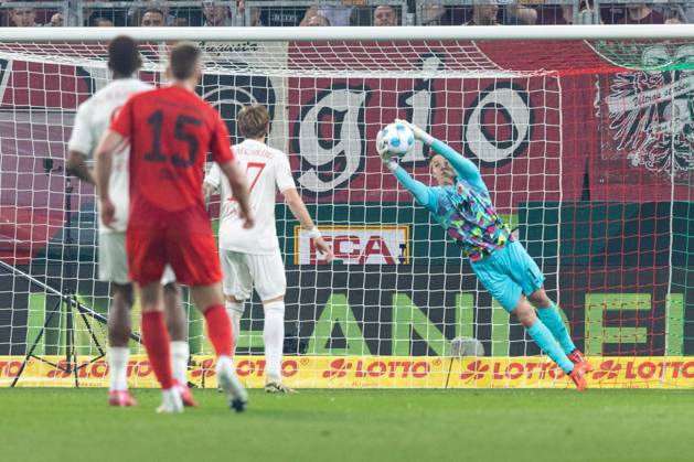 Goalkeeper Finn Dahmen FC Augsburg in action, FC Augsburg vs FC Bayern Muenchen, Soccer, 1 Bundesliga, 28 Matchday, 04 04 2025 DFB regulations prohibit any use of photographs as image sequences and or quasi video Copyright: xkolbert-press PeterxFastlx